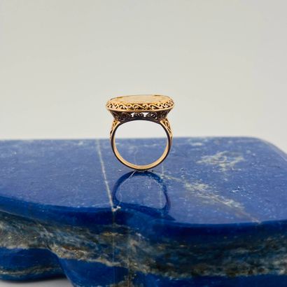 Bague en en fils d'or jaune 18K (750) retenant...