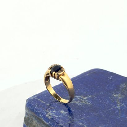Bague en or jaune 18K (750) sertie d'un saphir...
