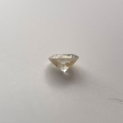 Lot de quatre diamants sur papier comprenant...