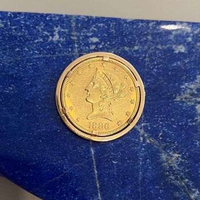 Broche en or jaune 18K (750) retenant une...