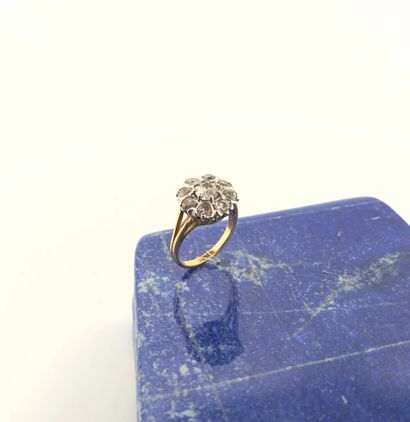 Bague marguerite en or 18K (750) sertie d'un...