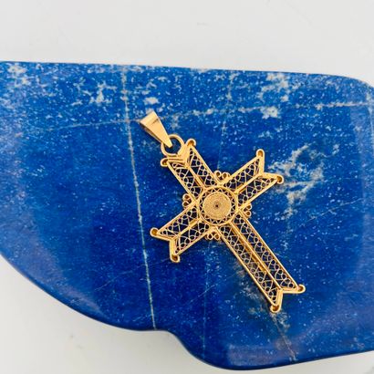 Important pendentif croix en or jaune 18K...