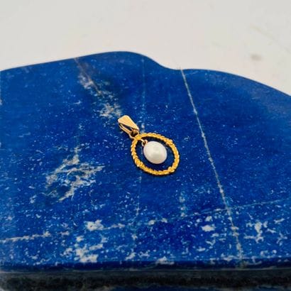 Pendentif ovale en or jaune 18K (750) formé...