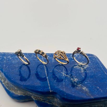 Suite de quatre bagues en or 18K (750) et...
