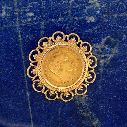 Pendentif corolle en or 18K (750) retenant...