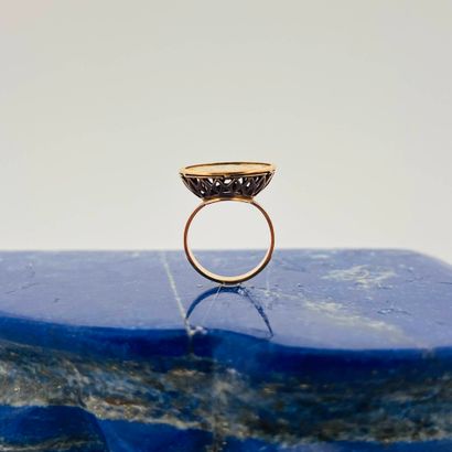 Bague en or jaune 18K (750) retenant une...