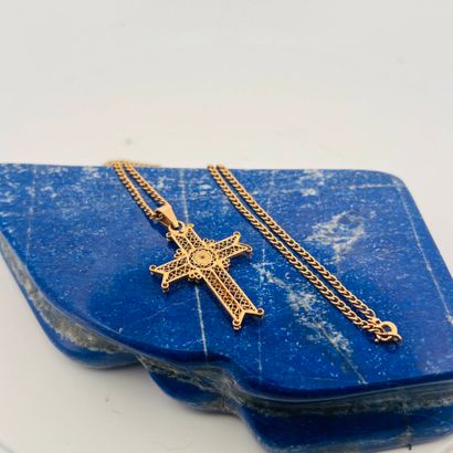 Pendentif croix en or jaune 18K (750) filigrané,...