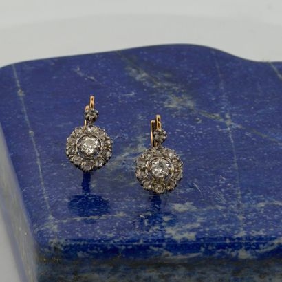 Paire de dormeuses deux tons d'or 18K (750),...