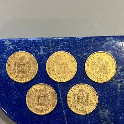 Cinq pièces en or (900) de 20 Francs Napoléon...