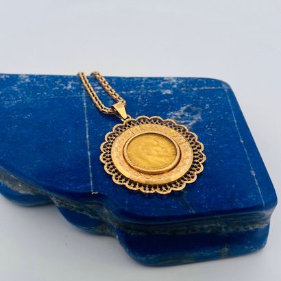 Pendentif corolle en or jaune 18K (750) retenant...