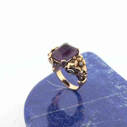 Bague en or 14K (585) à décor de volutes...