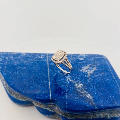 Bague en or gris 14K (585) le chaton de section...