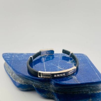 Suite de trois joncs en or gris 18K (750)...