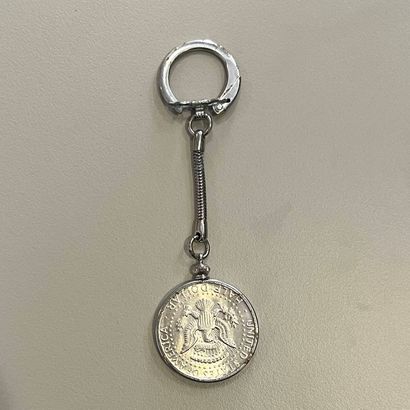 Pendentif en argent (800) retenant une pièce...