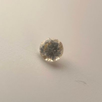 Lot de quatre diamants sur papier comprenant...