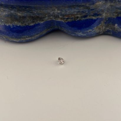 Diamant rond de taille ancienne sur papier...