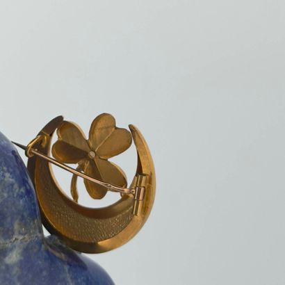 Broche circulaire en or jaune 18K (750) dessinant...