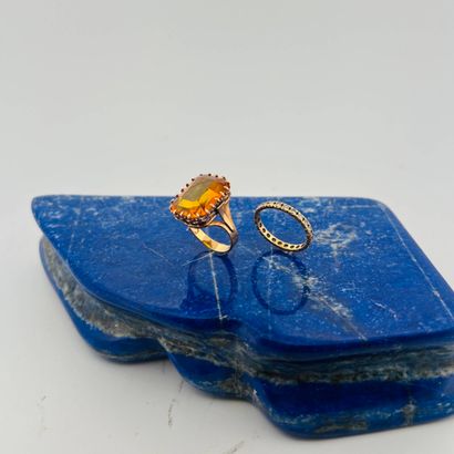 Suite de deux bagues en or 18K (750) comprenant...