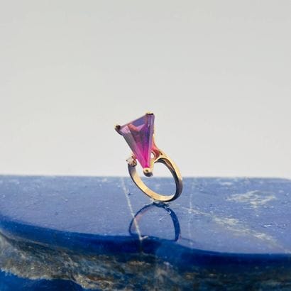 Bague moderne en or 9K (375) sertie d'une...