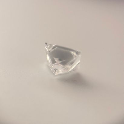 Lot de quatre diamants sur papier comprenant...