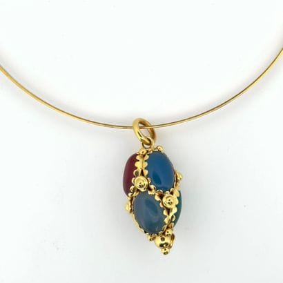 Pendentif en or 18K (750) serti de calcédoines,...