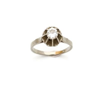 Bague solitaire en or gris 18k (750e), ornée...
