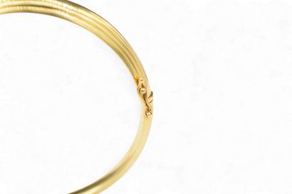Bracelet ouvrant en or jaune 18k (750).
Tour...