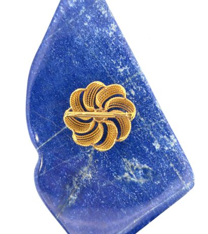 Broche en fils d'or 18K (750) torsadé, dessinant...