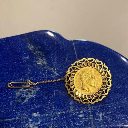 Broche-pendentif corolle en or jaune 18K...