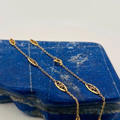 Collier en or jaune 18K (750) à maille filigranée.
Travail...