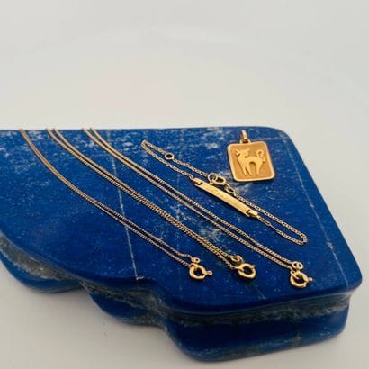 Lot d’or 18K (750) composé de trois chaines,...