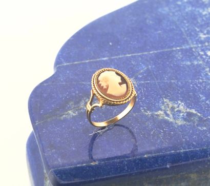 Bague en or jaune 18K (750) ornée d'un camée...