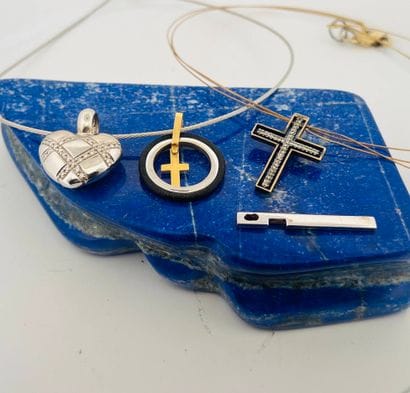 Lot de trois pendentifs en or 18K (750) comprenant...