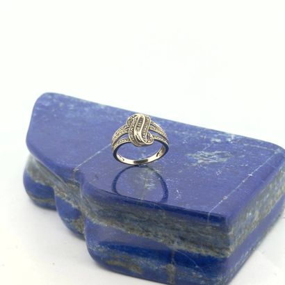 Bague en or 18K (750) à trois corps retenant...