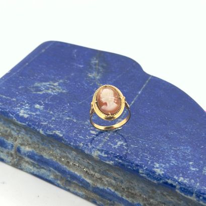 Bague en or 18K (750) retenant un camée coquille...