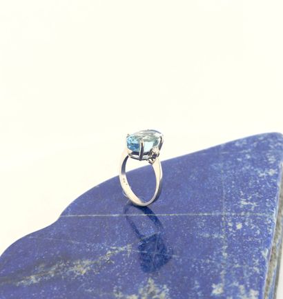 Bague en or gris 18K (750) sertie d'une topaze...
