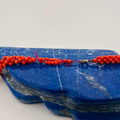 Collier en perles de corail tressées retenant...