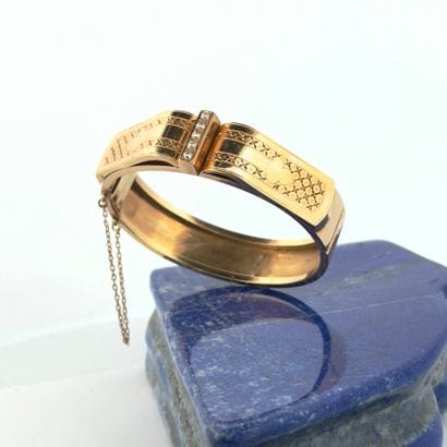 Jonc ouvrant en or 18K (750) appliquant d'un...