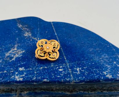 Broche en or 18K (750) quadrilobée décorée...