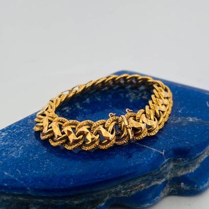 Gourmette en or 18K (750) à maille américaine...