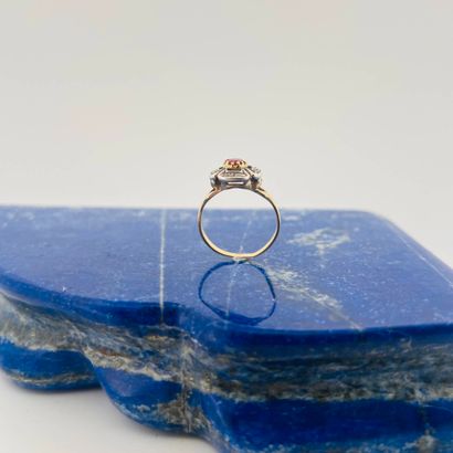 Bague en or 18K (750) et argent (800), chaton...