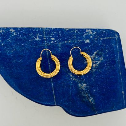 Paire de créoles en or jaune 18K (750) à...