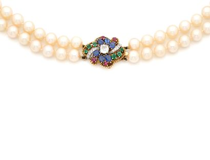 Collier composé d'un double rang de perles...