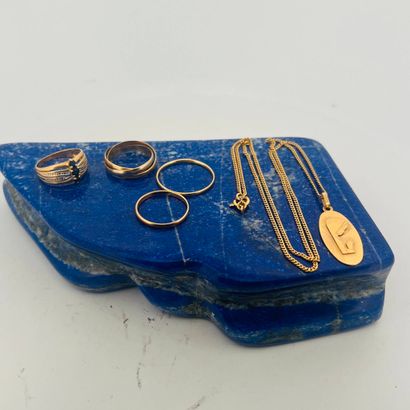 Lot d'or jaune 18K (750) comprenant : 
-...