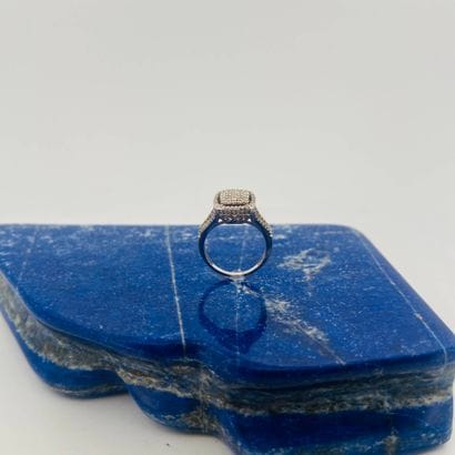 Bague en or gris 14K (585) le chaton de section...