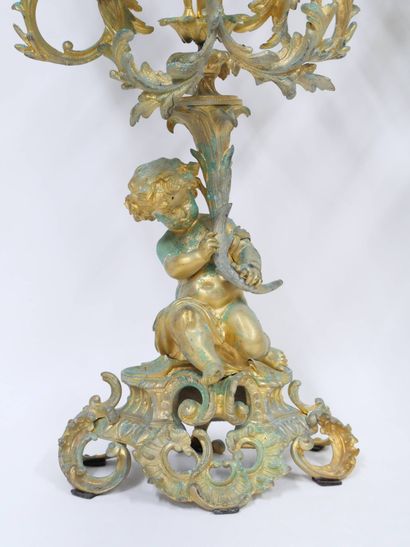 Paire de candélabres en bronze doré figurant...