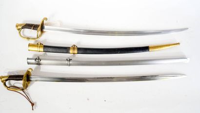 Réunion de deux sabres.
Comprenant :
-Sabre...
