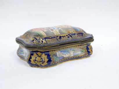 dans le goût de SÈVRES 
Grande boite chantournée...