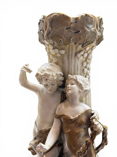 d'après Auguste MOREAU
Vase en porcelaine...