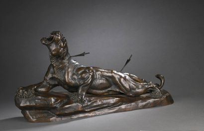 CARVIN Louis, 1875-1951
Lionne blessée
bronze...
